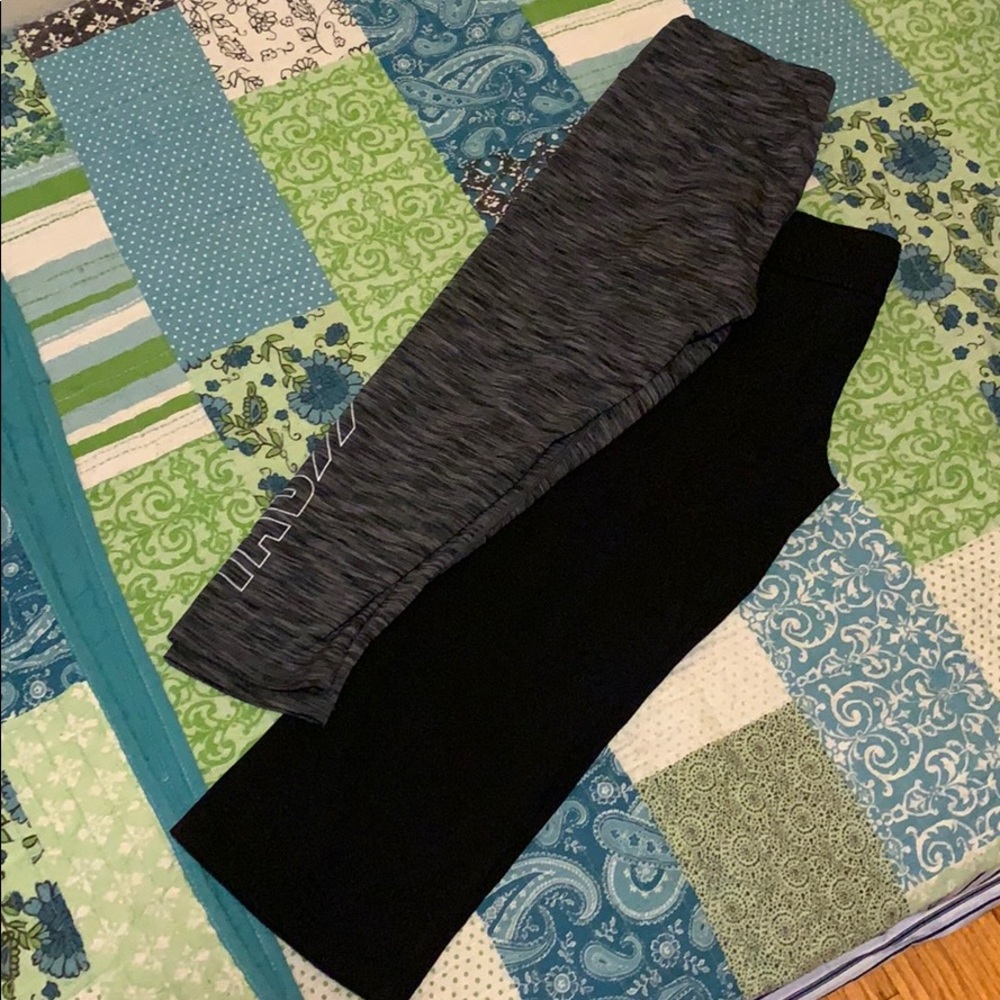 🍭🍭🍭Lot of 2 Capri length workout leggings